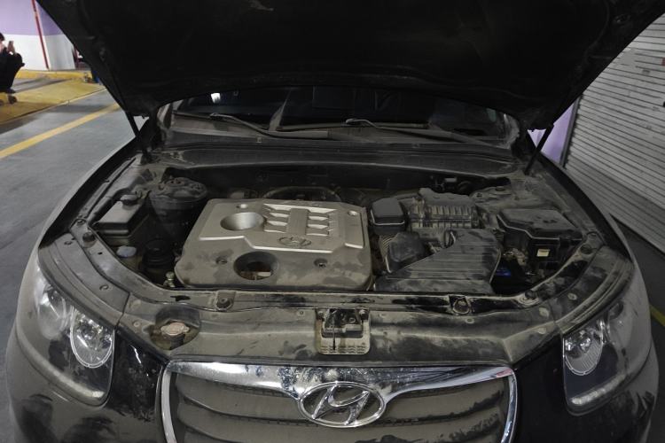 Used Hyundai Santa Fe Classic 2010 2.4 Luxury Edition 7-Seater Four-Wheel Drive Engine Bay