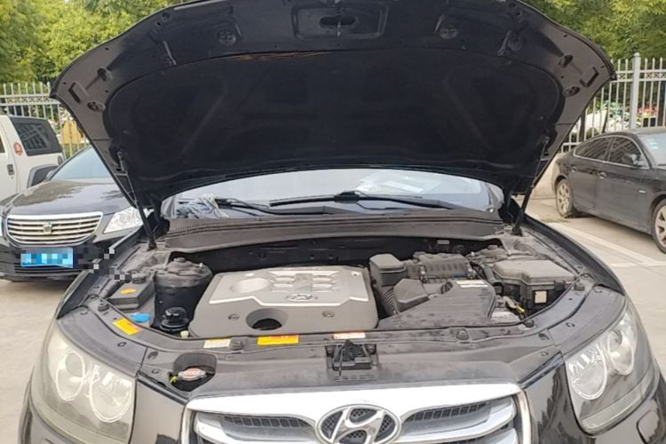 Used Hyundai Santa Fe Classic 2010 2.4 Ultimate Edition 7-Seater Four-Wheel Drive Engine Bay