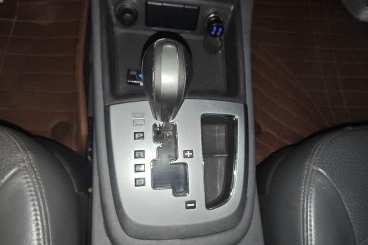 Used Hyundai Santa Fe Classic 2010 2.4 Luxury Edition 7-Seater Four-Wheel Drive Gear Lever