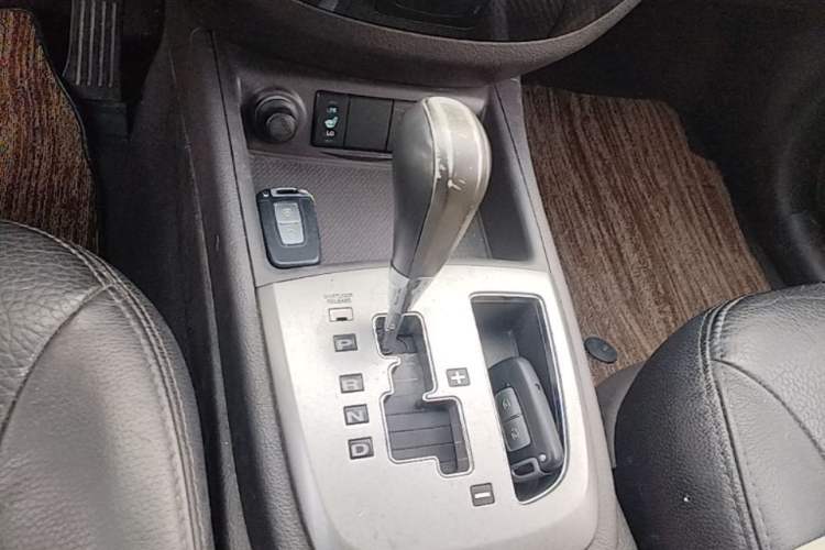 Used Hyundai Santa Fe Classic 2010 2.4 Ultimate Edition 7-Seater Four-Wheel Drive Gear Lever