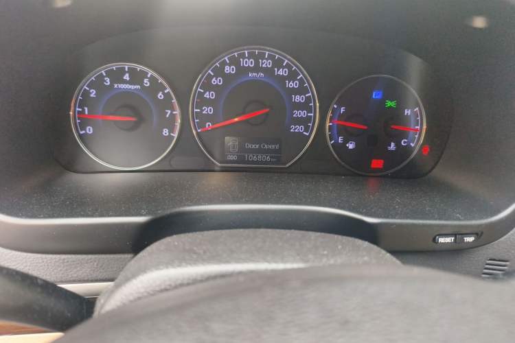 Used Hyundai Santa Fe Classic 2010 2.4 Luxury Edition 7-Seater Four-Wheel Drive Odometer Close Up