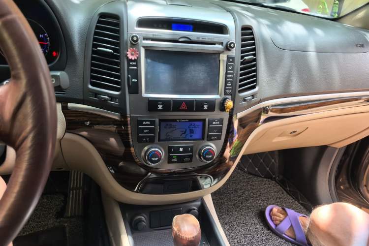 Used Hyundai Santa Fe Classic 2010 2.4 Luxury Edition 7-Seater Four-Wheel Drive Audio And AC Panel
