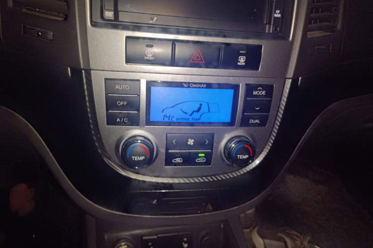 Used Hyundai Santa Fe Classic 2010 2.4 Ultimate Edition 7-Seater Four-Wheel Drive Audio And AC Panel