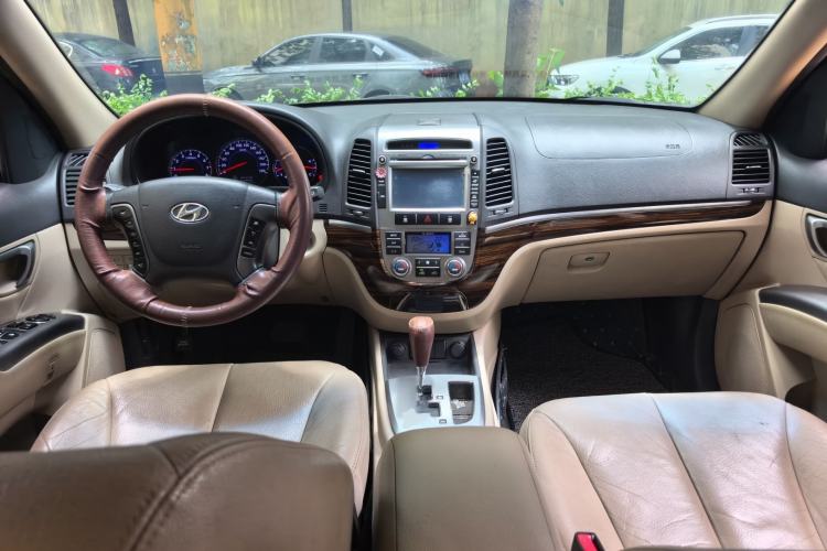 Used Hyundai Santa Fe Classic 2010 2.4 Luxury Edition 7-Seater Four-Wheel Drive Center Console