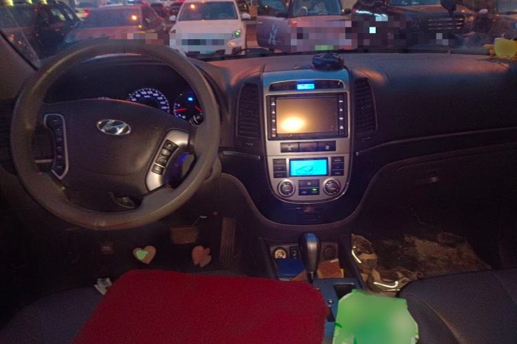 Used Hyundai Santa Fe Classic 2010 2.4 Ultimate Edition 7-Seater Four-Wheel Drive Center Console