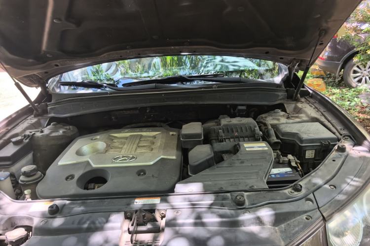 Used Hyundai Santa Fe Classic 2010 2.4 Luxury Edition 7-Seater Four-Wheel Drive Engine Bay