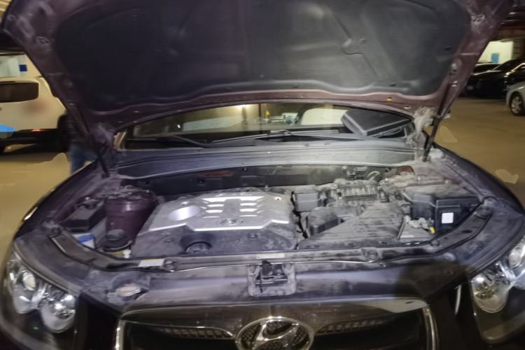 Used Hyundai Santa Fe Classic 2010 2.4 Luxury Edition 7-Seater Four-Wheel Drive Engine Bay