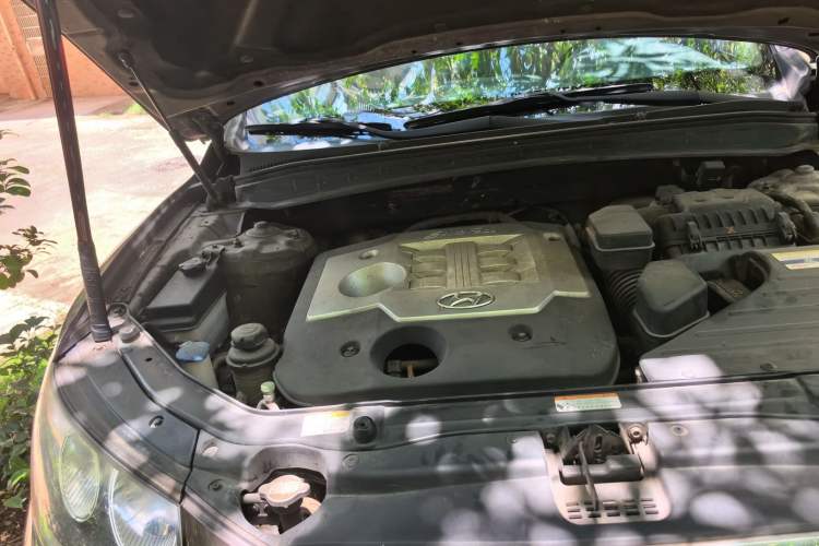 Used Hyundai Santa Fe Classic 2010 2.4 Luxury Edition 7-Seater Four-Wheel Drive Engine Bay Right