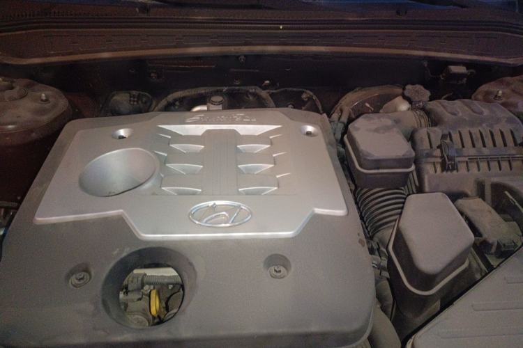 Used Hyundai Santa Fe Classic 2010 2.4 Ultimate Edition 7-Seater Four-Wheel Drive Engine Bay