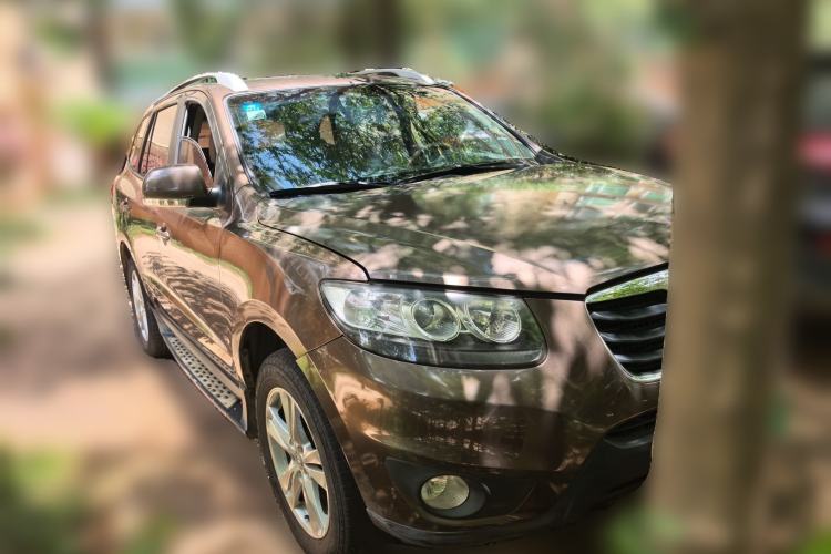 Used Hyundai Santa Fe Classic 2010 2.4 Luxury Edition 7-Seater Four-Wheel Drive Front Right 45 Deg