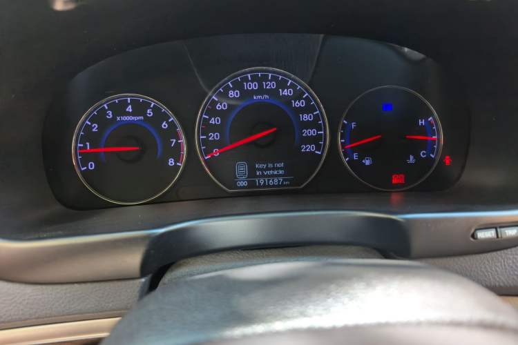 Used Hyundai Santa Fe Classic 2010 2.4 Luxury Edition 7-Seater Four-Wheel Drive Odometer Close Up