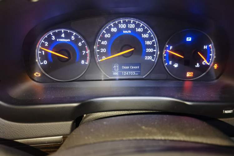 Used Hyundai Santa Fe Classic 2010 2.4 Luxury Edition 7-Seater Four-Wheel Drive Odometer Close Up