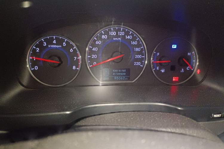 Used Hyundai Santa Fe Classic 2010 2.4 Ultimate Edition 7-Seater Four-Wheel Drive Odometer Close Up