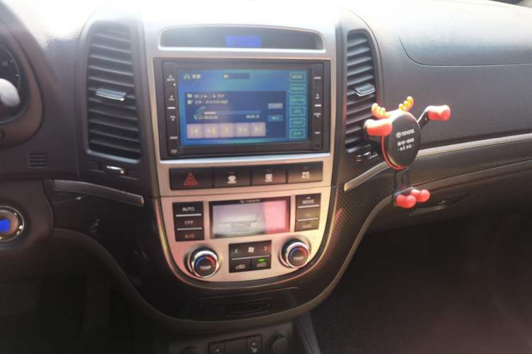 Used Hyundai Santa Fe Classic 2010 2.4 Ultimate Edition 7-Seater Four-Wheel Drive Audio And AC Panel