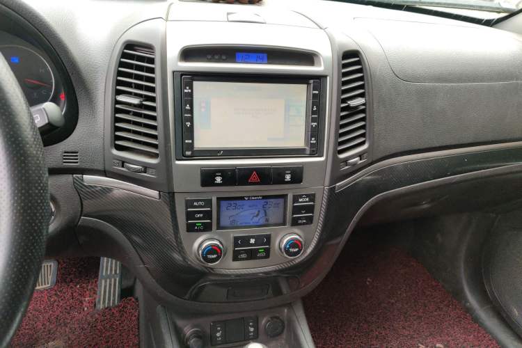 Used Hyundai Santa Fe Classic 2010 2.4 Ultimate Edition 7-Seater Four-Wheel Drive Audio And AC Panel