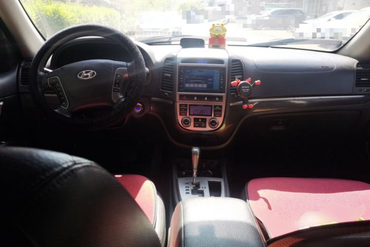 Used Hyundai Santa Fe Classic 2010 2.4 Ultimate Edition 7-Seater Four-Wheel Drive Center Console