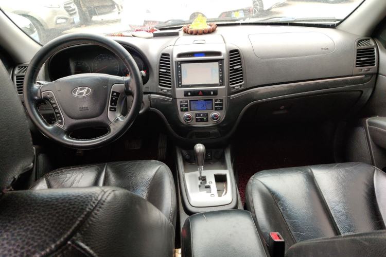 Used Hyundai Santa Fe Classic 2010 2.4 Ultimate Edition 7-Seater Four-Wheel Drive Center Console