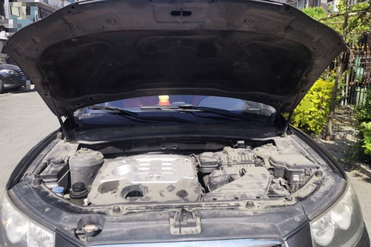 Used Hyundai Santa Fe Classic 2010 2.4 Ultimate Edition 7-Seater Four-Wheel Drive Engine Bay