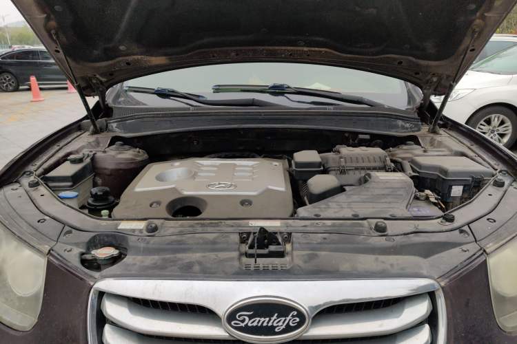 Used Hyundai Santa Fe Classic 2010 2.4 Ultimate Edition 7-Seater Four-Wheel Drive Engine Bay
