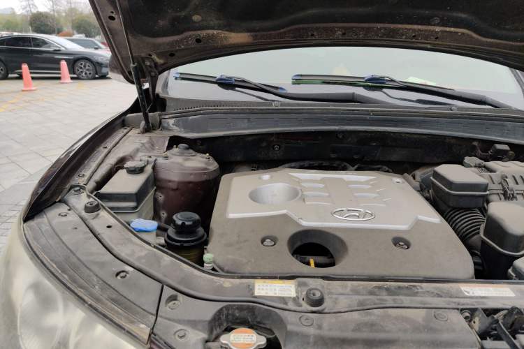 Used Hyundai Santa Fe Classic 2010 2.4 Ultimate Edition 7-Seater Four-Wheel Drive Engine Bay Right