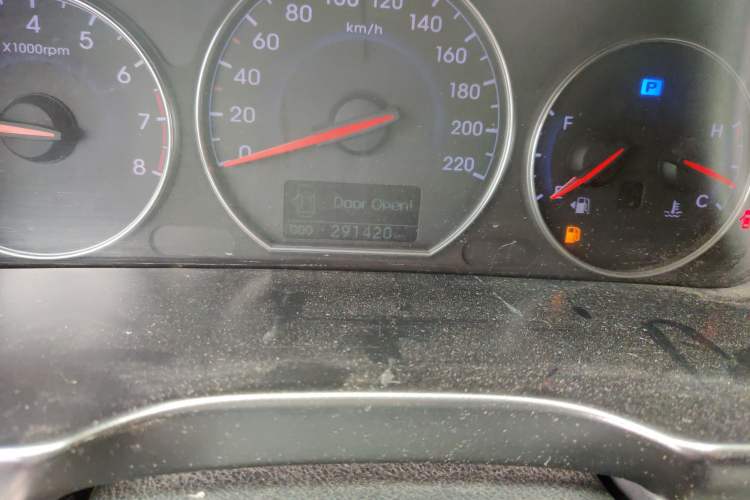 Used Hyundai Santa Fe Classic 2010 2.4 Ultimate Edition 7-Seater Four-Wheel Drive Odometer Close Up