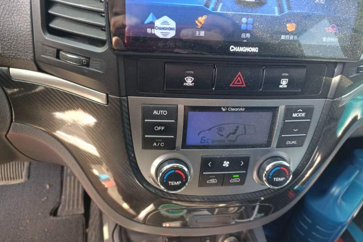 Used Hyundai Santa Fe Classic 2010 2.4 Ultimate Edition 7-Seater Four-Wheel Drive Audio And AC Panel