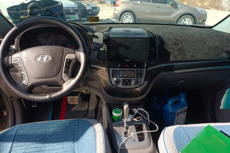 Used Hyundai Santa Fe Classic 2010 2.4 Ultimate Edition 7-Seater Four-Wheel Drive Center Console