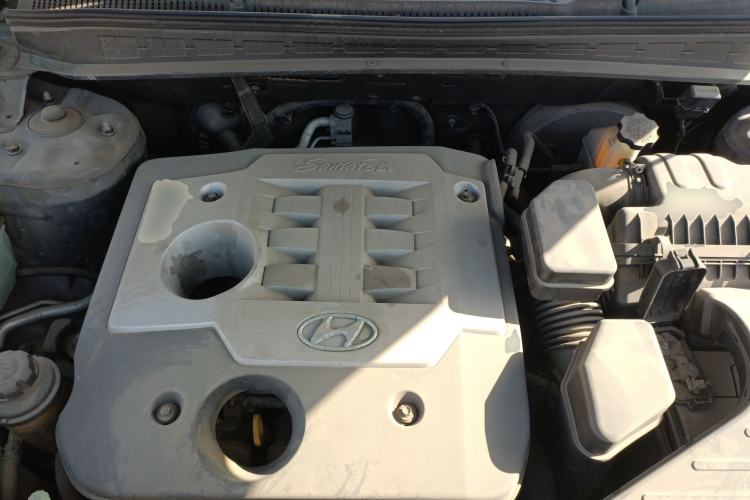 Used Hyundai Santa Fe Classic 2010 2.4 Ultimate Edition 7-Seater Four-Wheel Drive Engine Bay