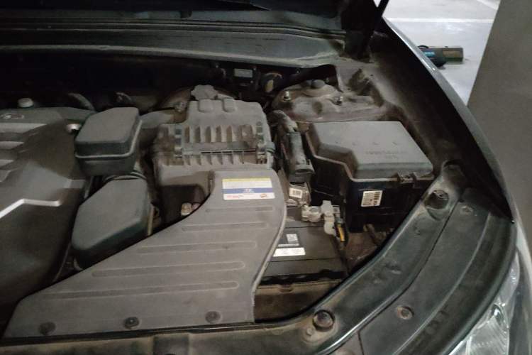 Used Hyundai Santa Fe Classic 2010 2.4 Luxury Edition 7-Seater Four-Wheel Drive Engine Bay Left