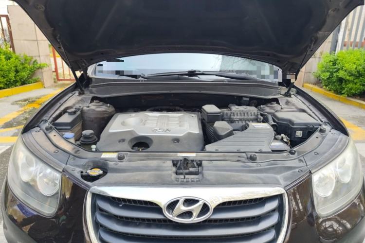 Used Hyundai Santa Fe Classic 2010 2.4 Comfort Edition 7-Seater Four-Wheel Drive Engine Bay