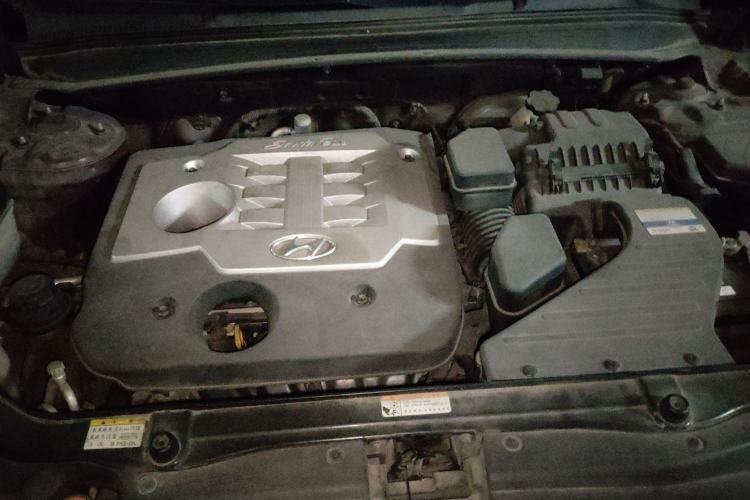 Used Hyundai Santa Fe Classic 2010 2.4 Luxury Edition 7-Seater Four-Wheel Drive Engine Bay
