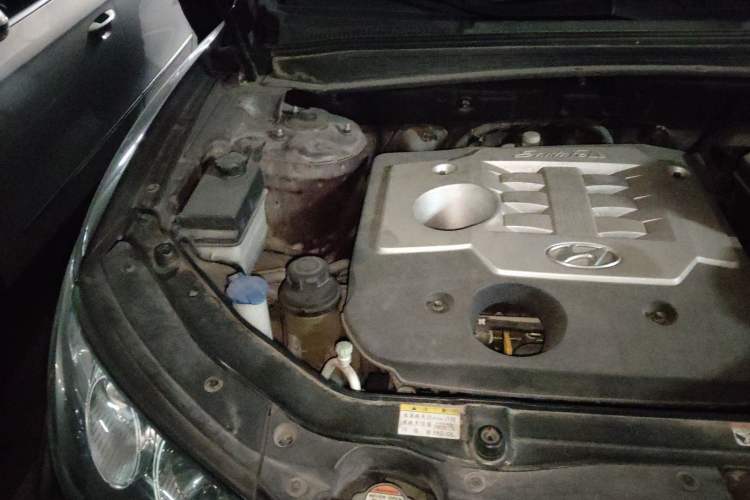 Used Hyundai Santa Fe Classic 2010 2.4 Luxury Edition 7-Seater Four-Wheel Drive Engine Bay Right