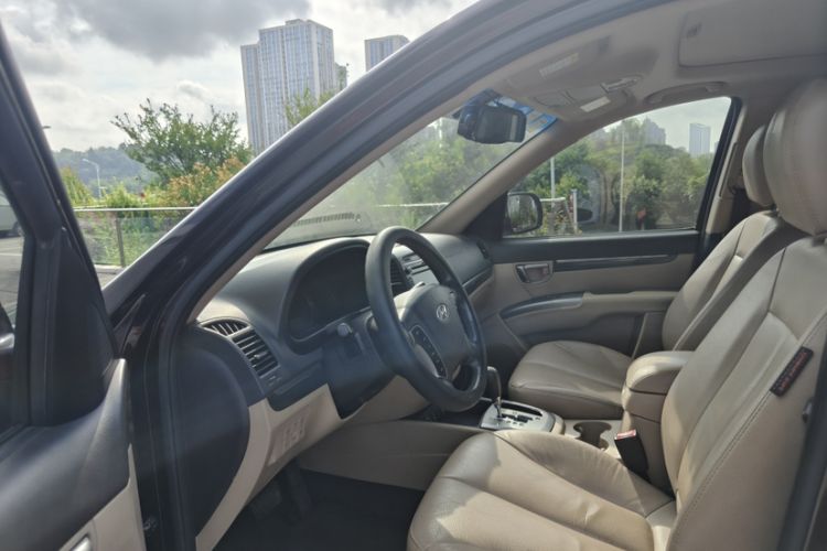 Used Hyundai Santa Fe Classic 2010 2.4 Ultimate Edition 7-Seater Four-Wheel Drive Interior 2