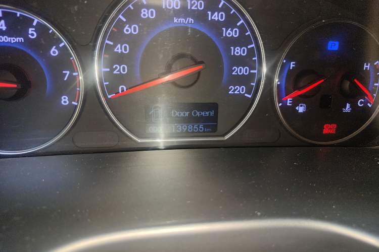 Used Hyundai Santa Fe Classic 2010 2.4 Ultimate Edition 7-Seater Four-Wheel Drive Odometer Close Up