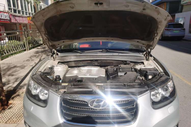 Used Hyundai Santa Fe Classic 2010 2.4 Ultimate Edition 7-Seater Four-Wheel Drive Engine Bay