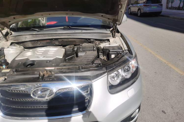 Used Hyundai Santa Fe Classic 2010 2.4 Ultimate Edition 7-Seater Four-Wheel Drive Engine Bay Left