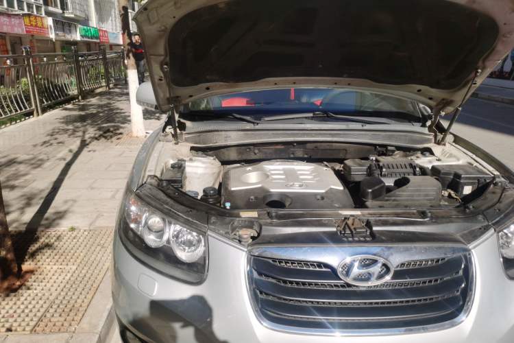 Used Hyundai Santa Fe Classic 2010 2.4 Ultimate Edition 7-Seater Four-Wheel Drive Engine Bay Right