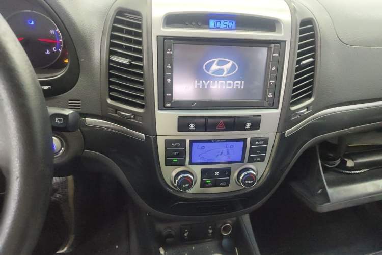 Used Hyundai Santa Fe Classic 2010 2.4 Luxury Edition 7-Seater Four-Wheel Drive Audio And AC Panel