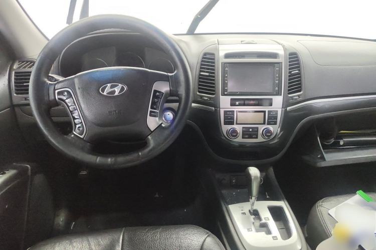 Used Hyundai Santa Fe Classic 2010 2.4 Luxury Edition 7-Seater Four-Wheel Drive Center Console