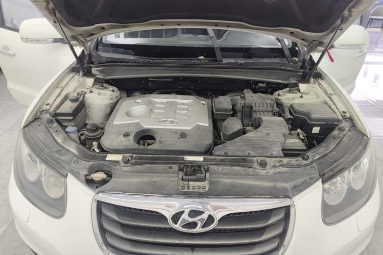 Used Hyundai Santa Fe Classic 2010 2.4 Luxury Edition 7-Seater Four-Wheel Drive Engine Bay