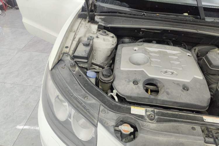 Used Hyundai Santa Fe Classic 2010 2.4 Luxury Edition 7-Seater Four-Wheel Drive Engine Bay Right