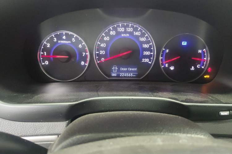Used Hyundai Santa Fe Classic 2010 2.4 Luxury Edition 7-Seater Four-Wheel Drive Odometer Close Up