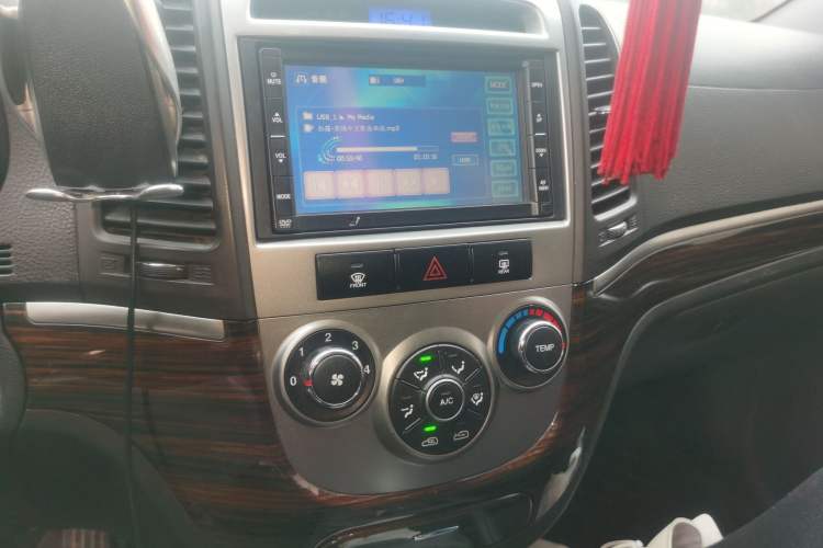 Used Hyundai Santa Fe Classic 2011 2.4 Comfort Edition 5-Seater Two-Wheel Drive Audio And AC Panel