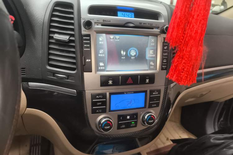 Used Hyundai Santa Fe Classic 2011 2.4 Ultimate Edition Five-Seater Two-Wheel Drive Audio And AC Panel