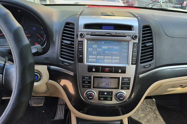 Used Hyundai Santa Fe Classic 2011 2.4 Ultimate Edition 7-Seater Two-Wheel Drive Audio And AC Panel