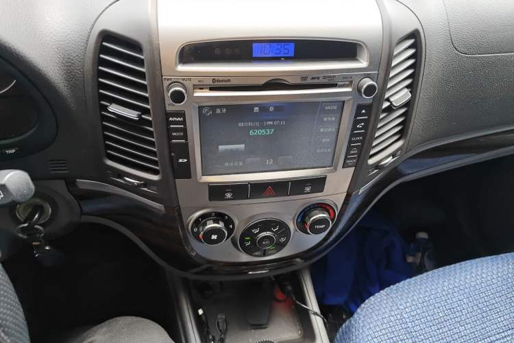 Used Hyundai Santa Fe Classic 2011 2.4 Comfort Edition 5-Seater Two-Wheel Drive Audio And AC Panel