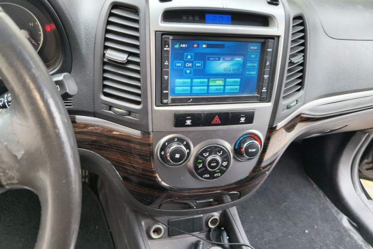 Used Hyundai Santa Fe Classic 2011 2.4 Comfort Edition 5-Seater Two-Wheel Drive Audio And AC Panel