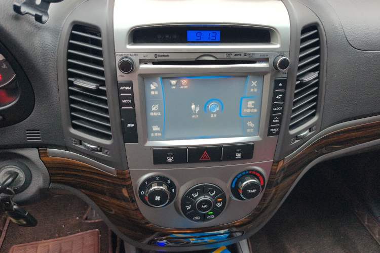 Used Hyundai Santa Fe Classic 2011 2.4 Comfort Edition 7-Seater Two-Wheel Drive Audio And AC Panel