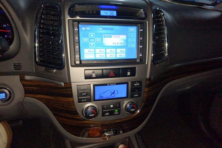 Used Hyundai Santa Fe Classic 2011 2.4 Ultimate Edition 7-Seater Two-Wheel Drive Audio And AC Panel