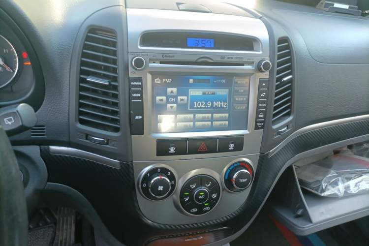Used Hyundai Santa Fe Classic 2011 2.4 Comfort Edition 7-Seater Two-Wheel Drive Audio And AC Panel
